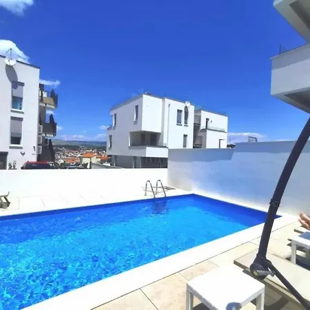 Luxury Casia With Heated Pool And Pleasent Terrace 아파트