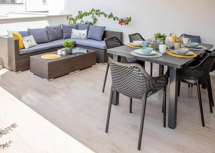 Luxury Casia With Heated Pool And Pleasent Terrace