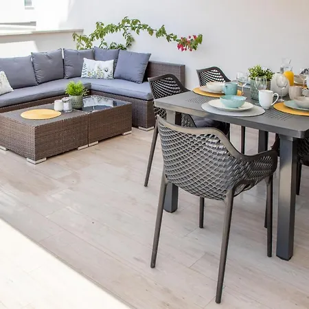Luxury Casia With Heated Pool And Pleasent Terrace
