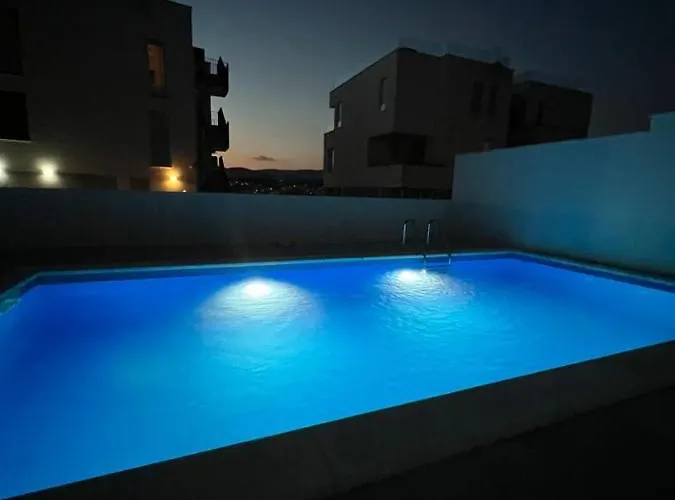 Luxury Casia With Heated Pool And Pleasent Terrace